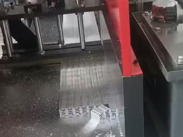 全自動鋁材切割機